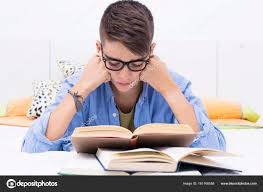 Un adolescente leyendo y analizando una obra literaria.